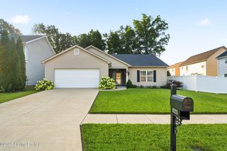 9225 River Trail Dr, Louisville, KY 40229