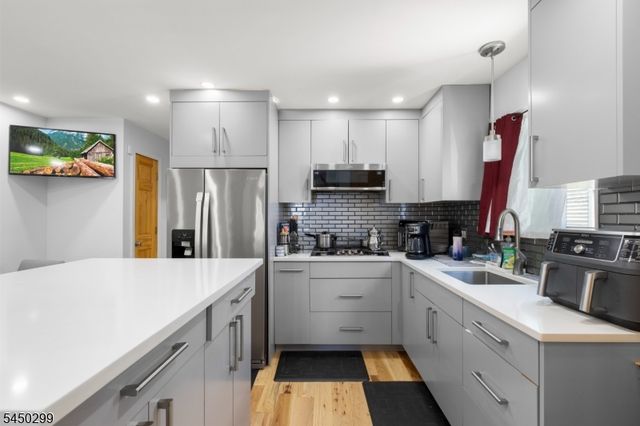 637 Myrtle St, Elizabeth City, NJ 07202