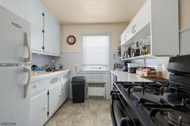 637 Myrtle St, Elizabeth City, NJ 07202
