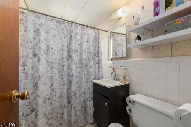 637 Myrtle St, Elizabeth City, NJ 07202