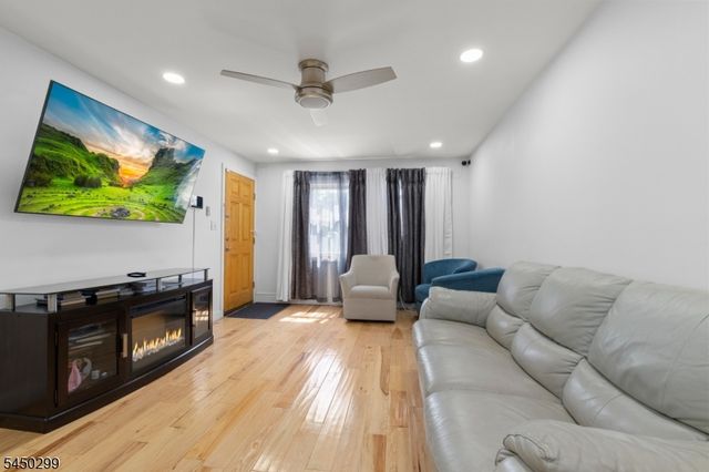 637 Myrtle St, Elizabeth City, NJ 07202