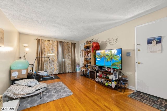 637 Myrtle St, Elizabeth City, NJ 07202