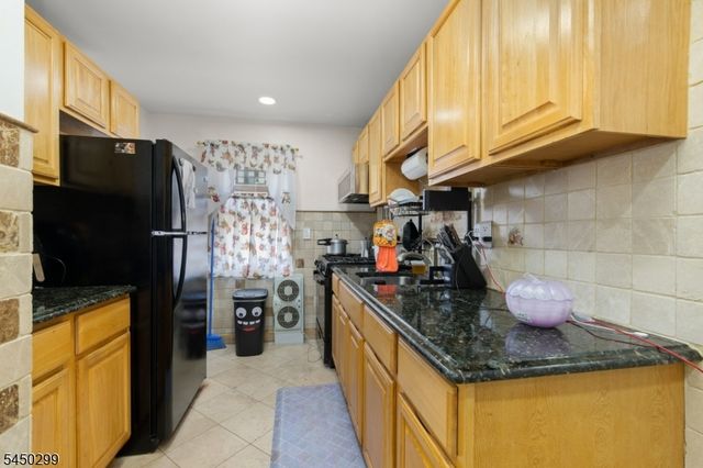 637 Myrtle St, Elizabeth City, NJ 07202