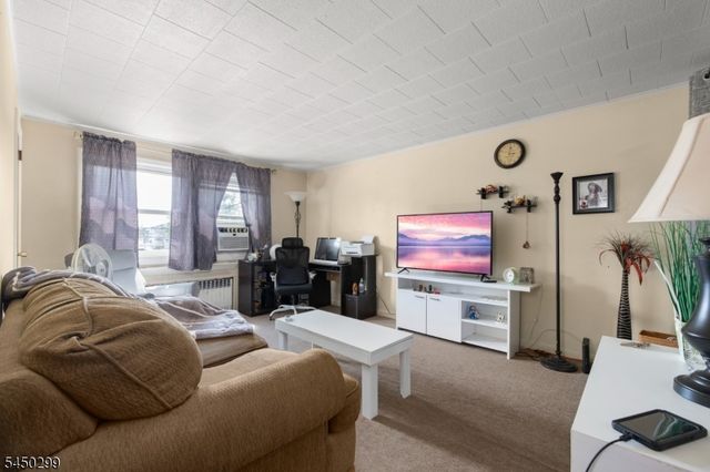 637 Myrtle St, Elizabeth City, NJ 07202