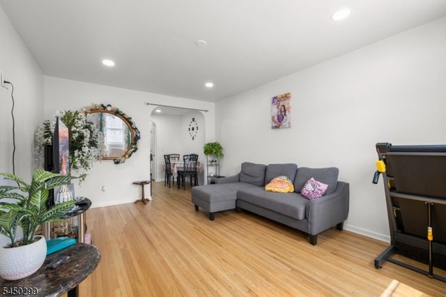 637 Myrtle St, Elizabeth City, NJ 07202