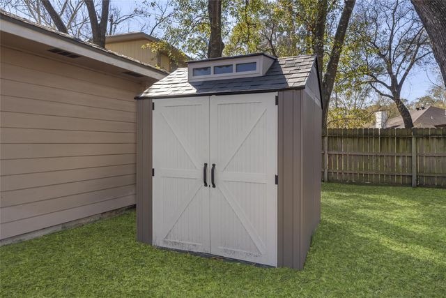 43 Country Forest Court, The Woodlands, TX 77380