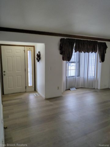 69 Meadow Wood Drive, Rochester Hills, MI 48307