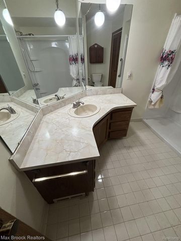 69 Meadow Wood Drive, Rochester Hills, MI 48307