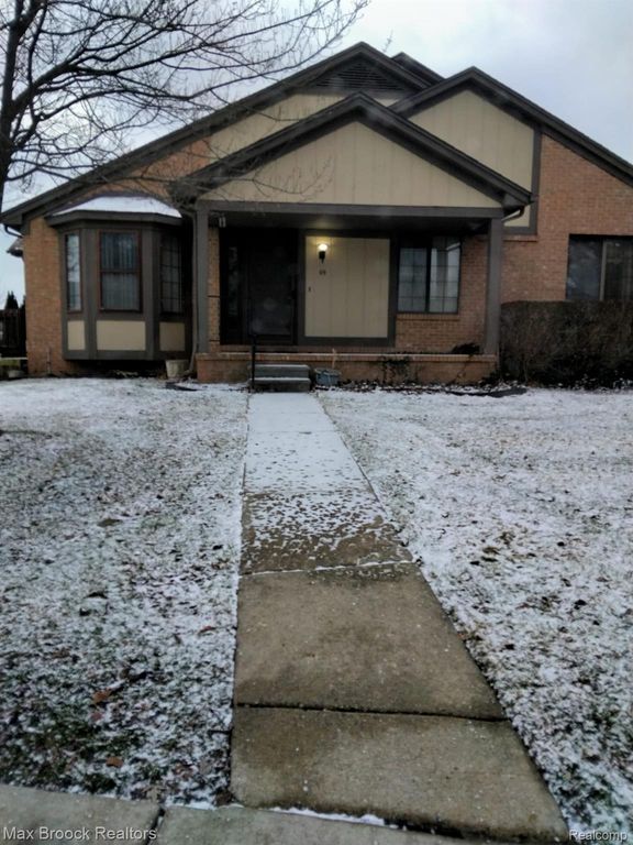 69 Meadow Wood Drive, Rochester Hills, MI 48307