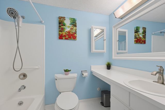 220 Bedford St E11, Bridgewater, MA 02324