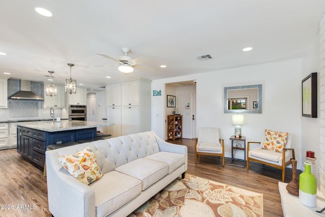 925 E WALTANN Lane, Phoenix, AZ 85022