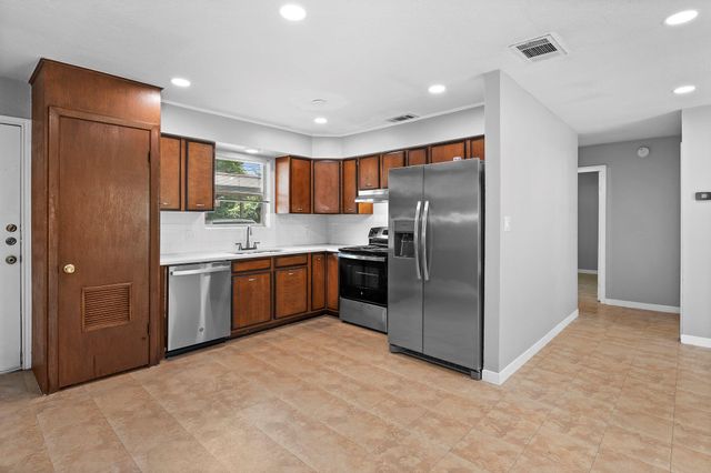 2712 Saint Edwards CIR B, Austin, TX 78704
