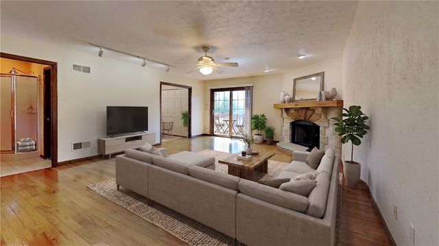 4216 Clendenning Rd, Richland, PA 15044