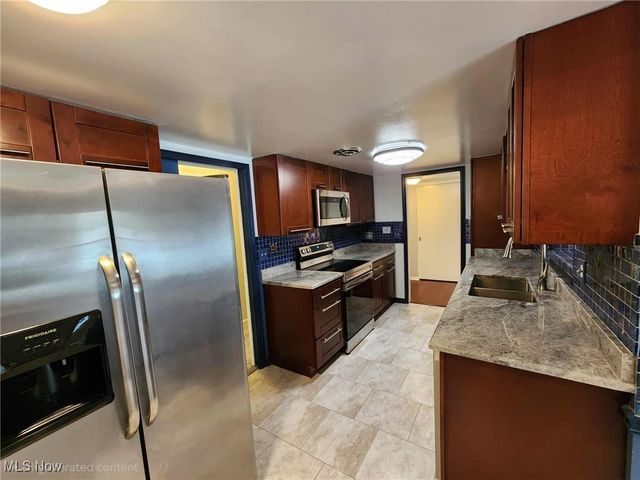 6960 Carriage Hill Drive, Brecksville, OH 44141