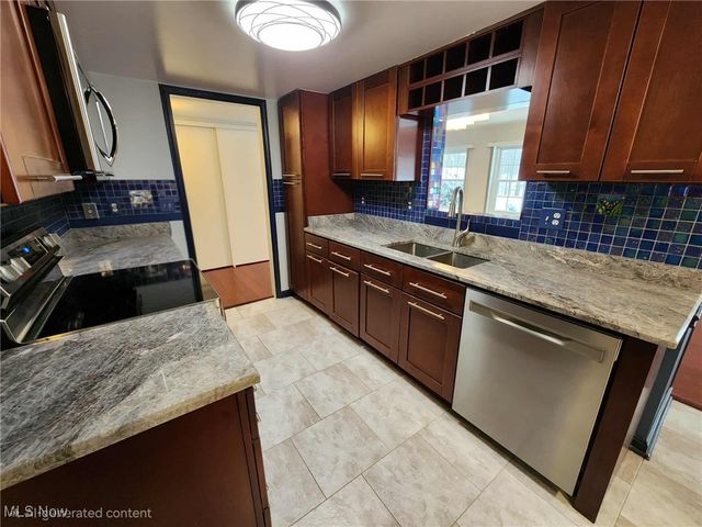 6960 Carriage Hill Drive, Brecksville, OH 44141