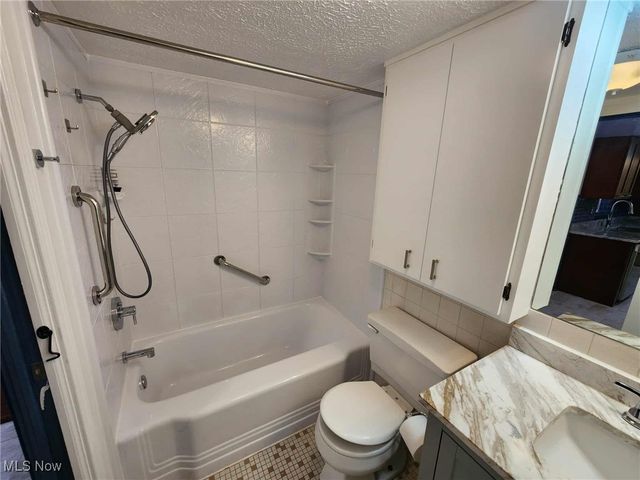 6960 Carriage Hill Drive, Brecksville, OH 44141