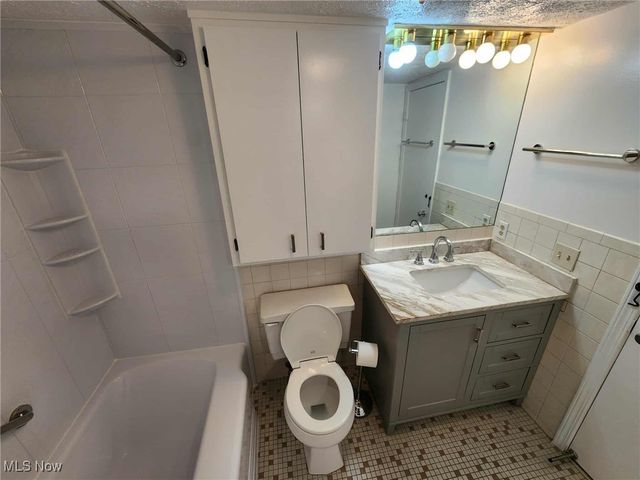 6960 Carriage Hill Drive, Brecksville, OH 44141