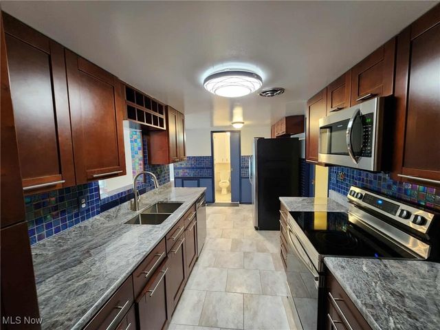 6960 Carriage Hill Drive, Brecksville, OH 44141