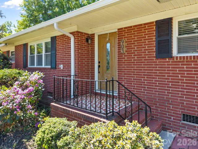 903 E Iredell Avenue, Mooresville, NC 28115