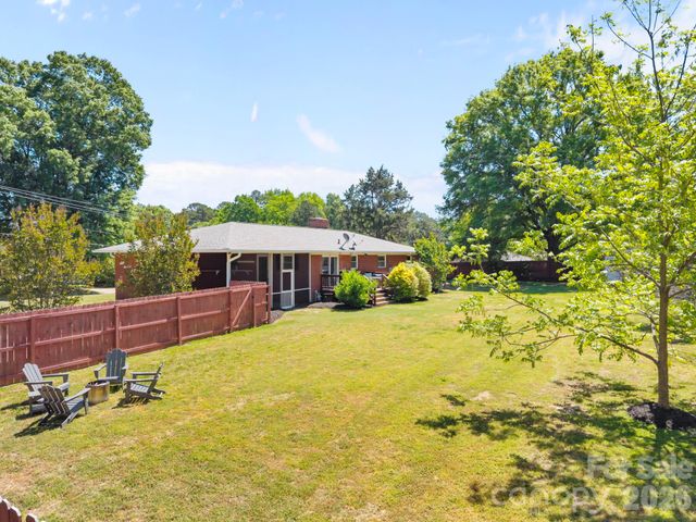903 E Iredell Avenue, Mooresville, NC 28115