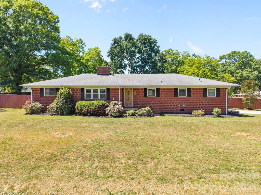 903 E Iredell Avenue, Mooresville, NC 28115