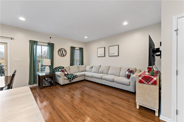 170 Arbor Trail Dr, Robinson Twp, PA 15136