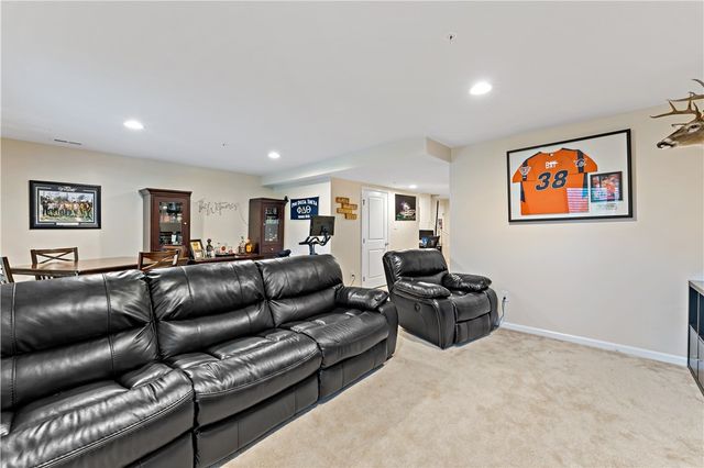 170 Arbor Trail Dr, Robinson Twp, PA 15136