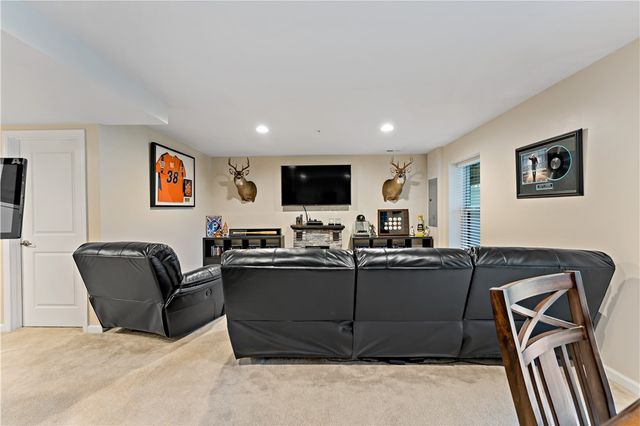 170 Arbor Trail Dr, Robinson Twp, PA 15136