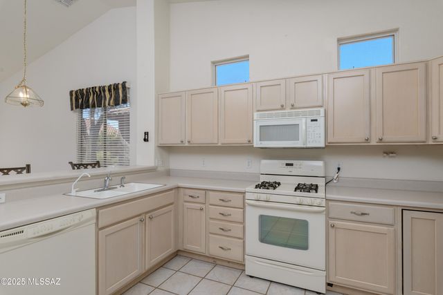 7653 W Starry Night Lane, Tucson, AZ 85743