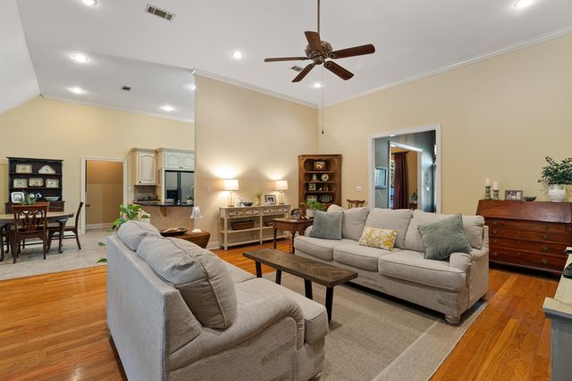 4 Meriwether Cir., Hattiesburg, MS 39402