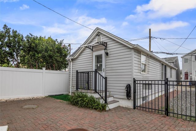 19 Pine Lane, Bayville, NY 11709