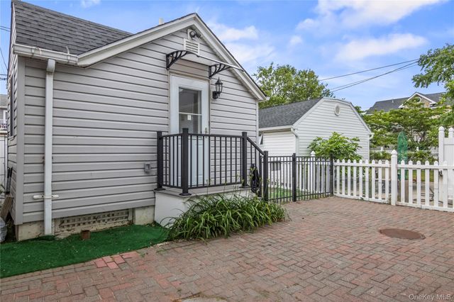 19 Pine Lane, Bayville, NY 11709