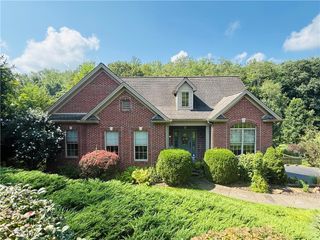 670 Lakeview Dr, South Strabane, PA 15301