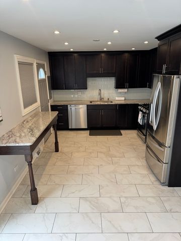 8058 W Lyons Street B, Niles, IL 60714