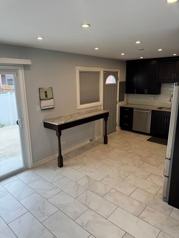 8058 W Lyons Street B, Niles, IL 60714