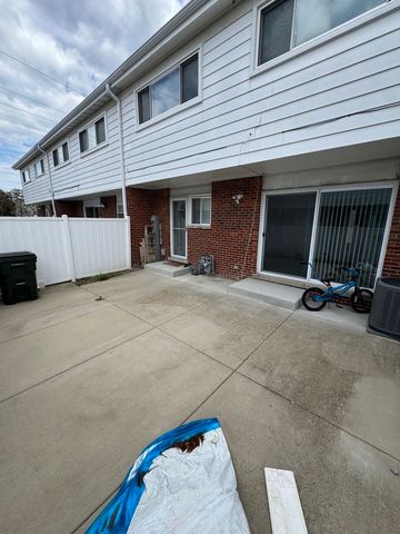 8058 W Lyons Street B, Niles, IL 60714