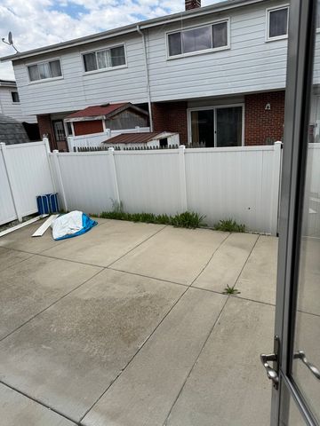 8058 W Lyons Street B, Niles, IL 60714