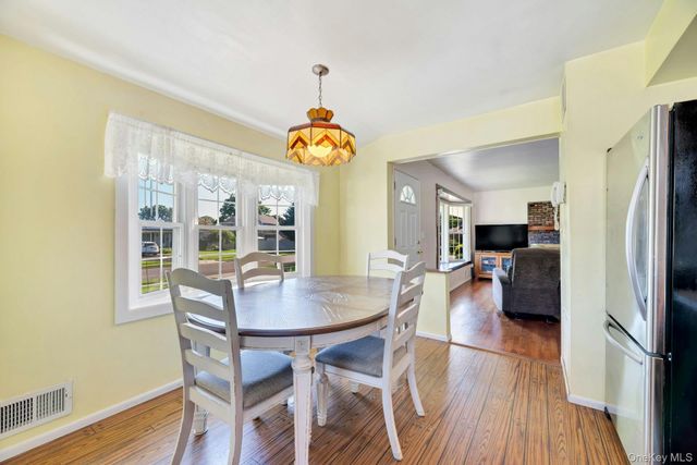7 Applewood Road, Saint James, NY 11780