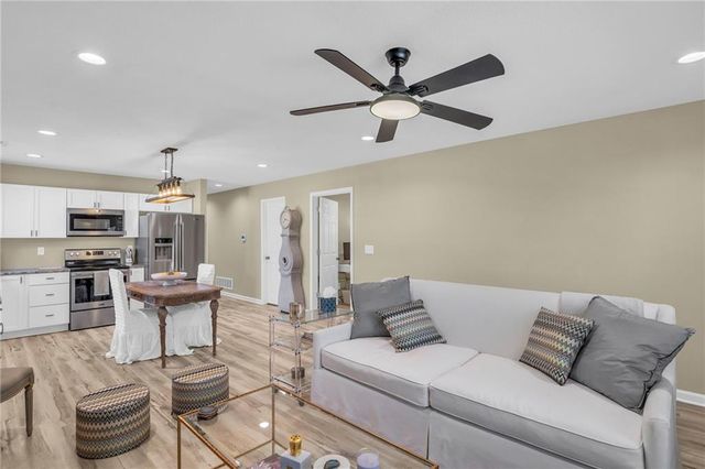 711 Pacific Avenue, Osawatomie, KS 66064