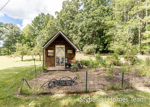 226 N 176th Avenue, Walkerville, MI 49459