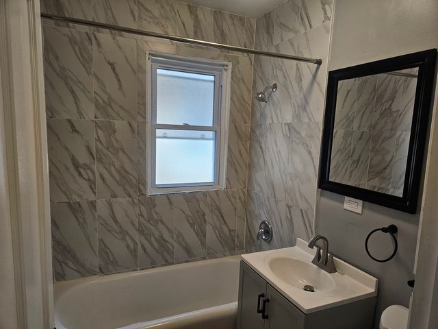 6125 W Newport Avenue, Chicago, IL 60634