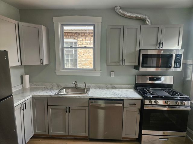 6125 W Newport Avenue, Chicago, IL 60634