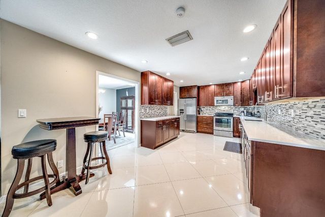 574 Juniper Place, Wellington, FL 33414