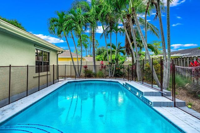 574 Juniper Place, Wellington, FL 33414