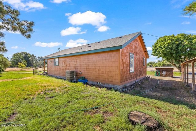 5251 US Hwy 12 Ave, Naches, WA 98937