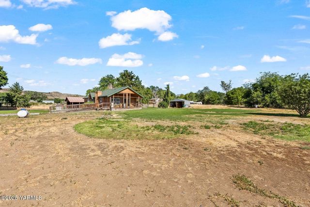 5251 US Hwy 12 Ave, Naches, WA 98937