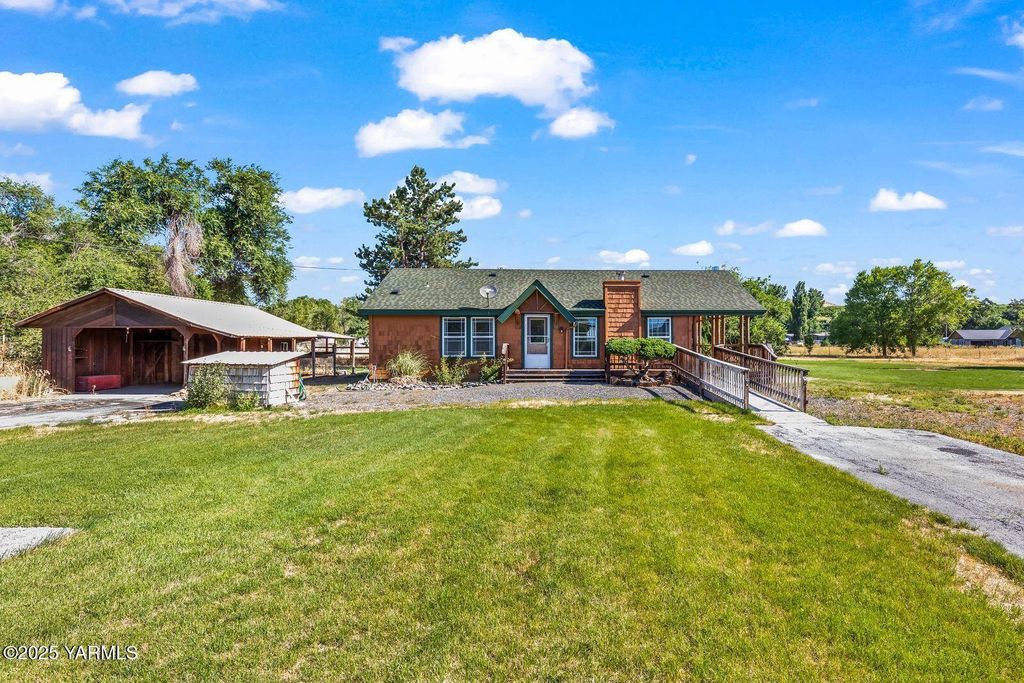 5251 US Hwy 12 Ave, Naches, WA 98937