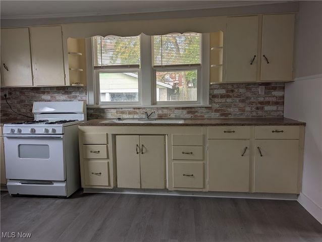 526 Wooster Road N, Barberton, OH 44203