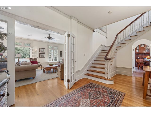 3574 E BURNSIDE St, Portland, OR 97214