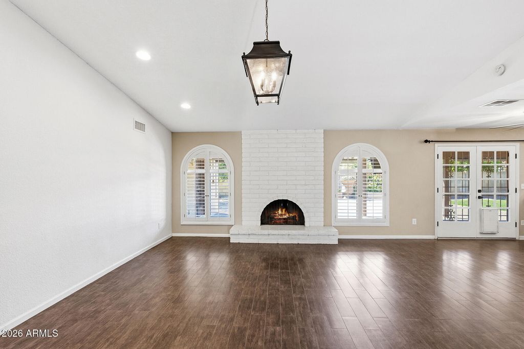 Image 5 of property listing at 14238 N 61ST Street, Scottsdale, AZ 85254